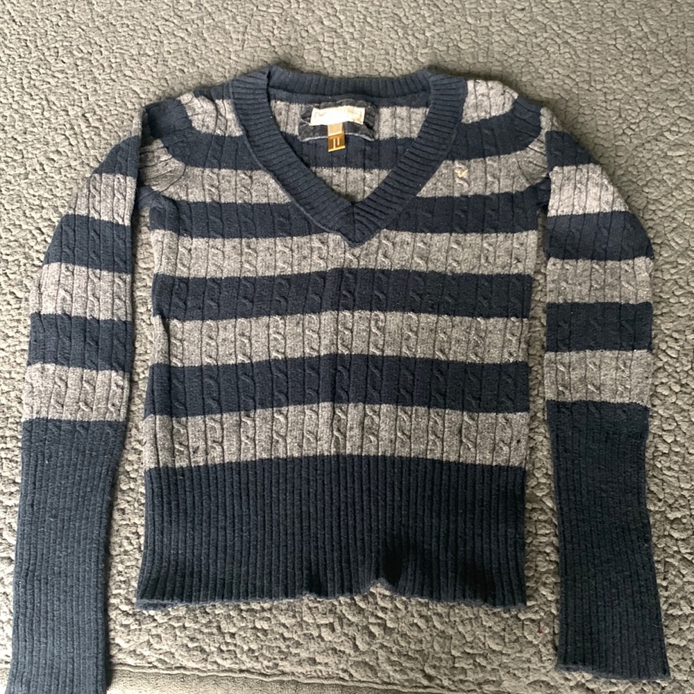 American Eagle Outfitters Women’s V-neck sweater